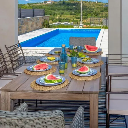 Vakantiehuis Holiday Duda Momjan